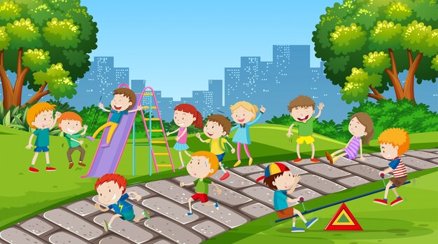 Niños activos jugando en escena al aire libre