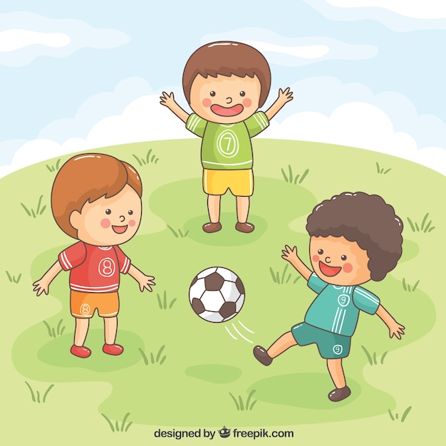 Niños alegres jugando al fútbol