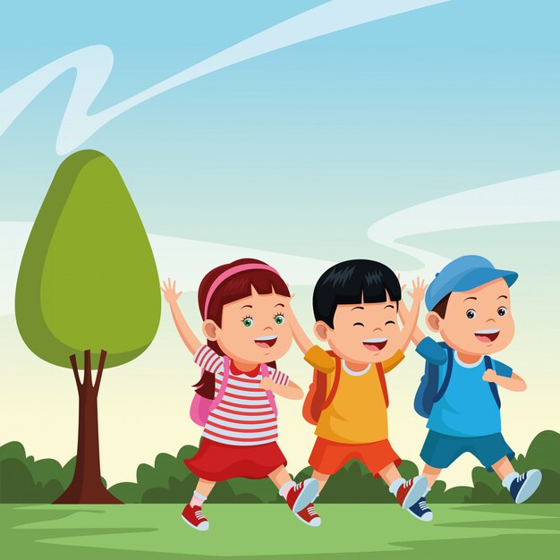 Niños de la escuela sonriendo con mochilas