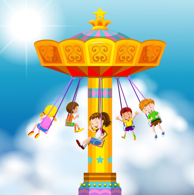 Niños felices montando en columpio gigante