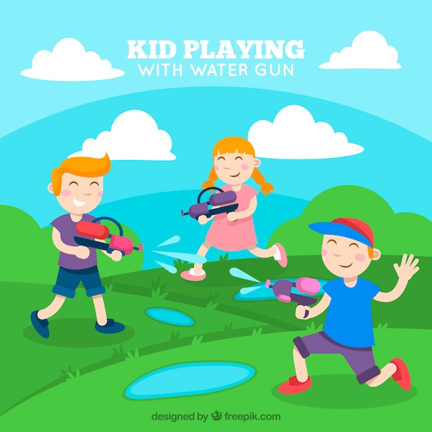 Niños jugando en el parque con pistolas de agua de plástico