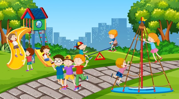 Niños y niñas activos jugando deportes y actividades divertidas afuera