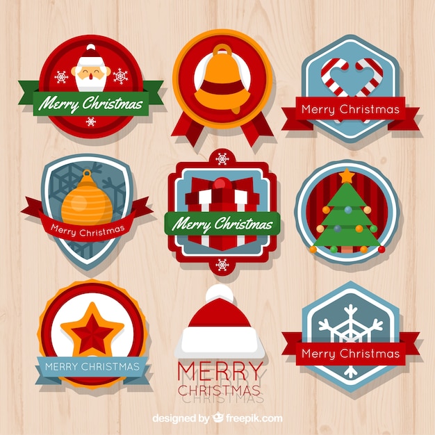 Ornamentales insignias navideñas en diseño plano