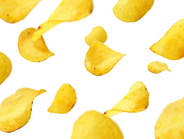 Papas fritas saladas crujientes o horneadas volando