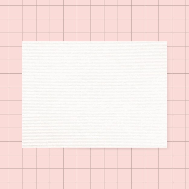 Papel de carta blanco en blanco sobre fondo de cuadrícula rosa
