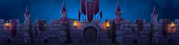 La pared del castillo medieval por la noche