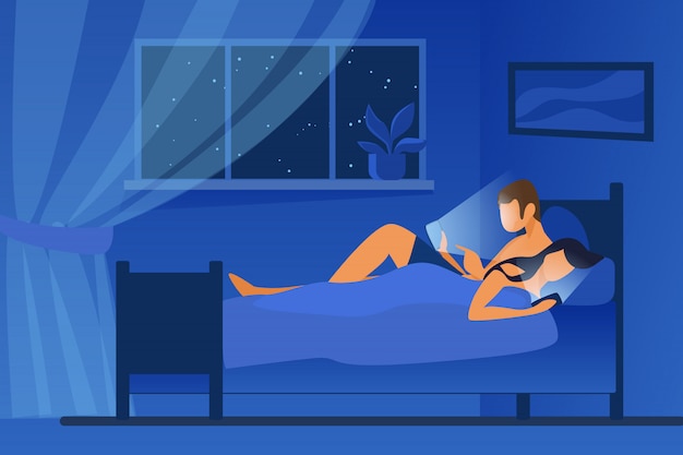 Vector gratuito pareja acostada en la cama y usando teléfonos móviles