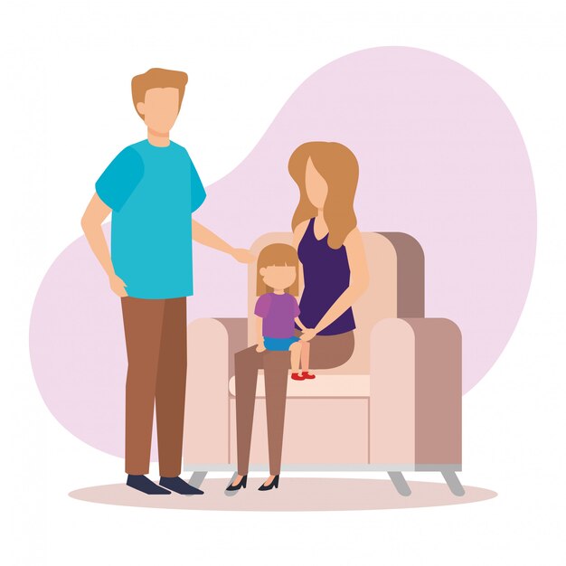 Pareja de padres con hija en el sofá
