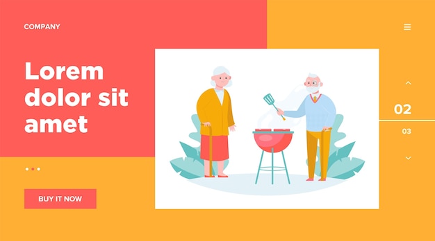 Pareja senior cocinar carne de barbacoa en el jardín. anciano con caña y espátula para asar bistecs. ocio, verano, concepto de comida para el diseño de sitios web o páginas web de destino