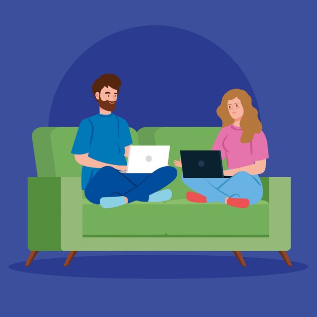 Pareja trabajando en teletrabajo con laptop en sofá