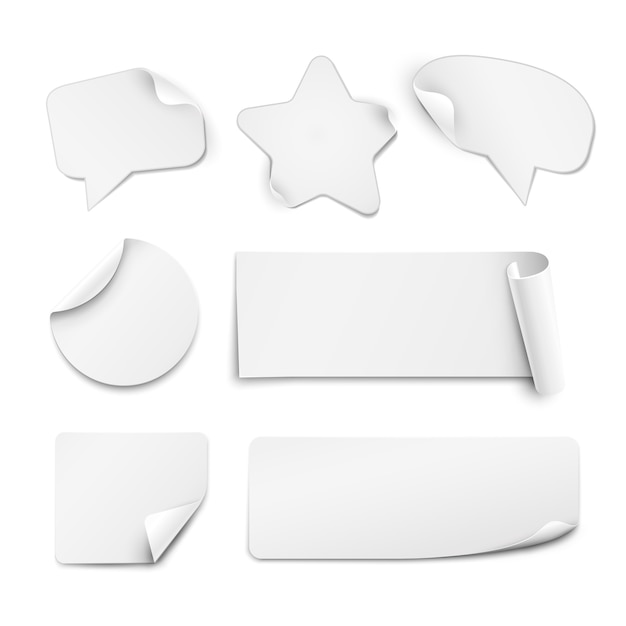 Pegatinas de papel blanco realistas en forma de círculo, estrella y bocadillo aislado sobre fondo blanco.