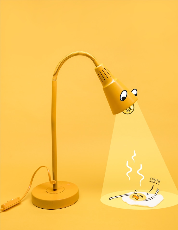 Vector gratuito un personaje de lámpara amarilla iluminando un huevo frito