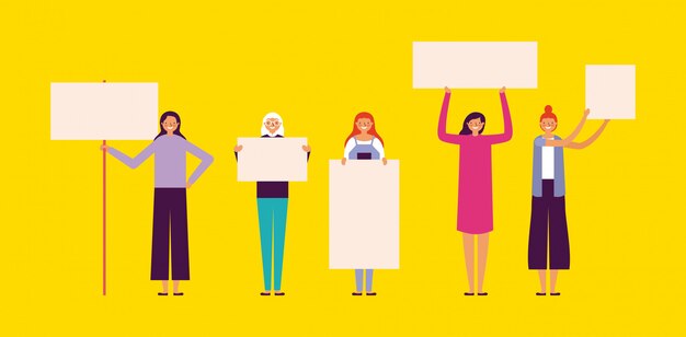 Personas sosteniendo pancartas