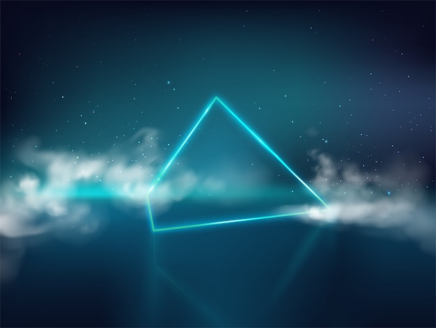 Pirámide láser azul o prisma en superficie reflectante y fondo estrellado con humo o niebla