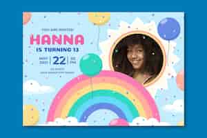 Vector gratuito plantilla de invitación de cumpleaños de arco iris plano con foto