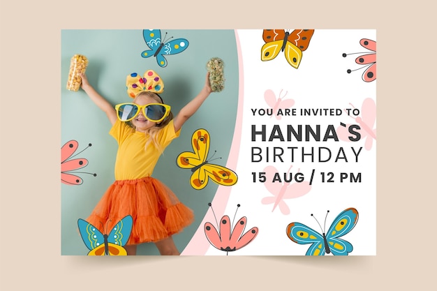 Vector gratuito plantilla de invitación de cumpleaños de mariposa dibujada a mano con foto