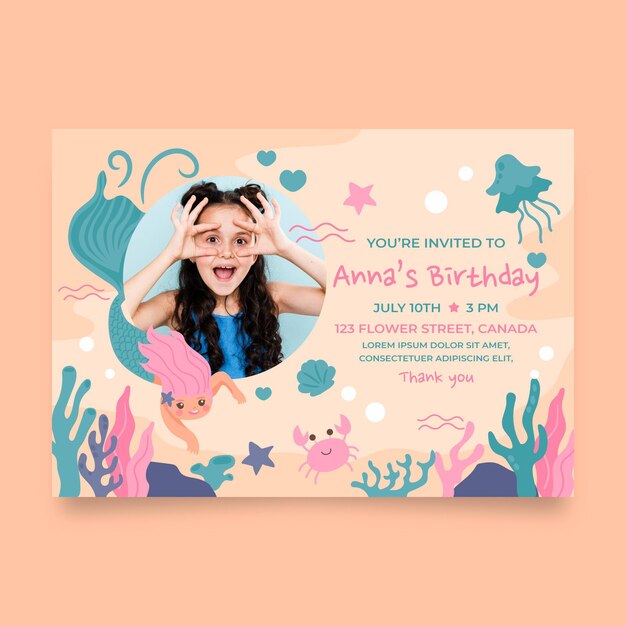 Plantilla de invitación de cumpleaños de sirena dibujada a mano con foto
