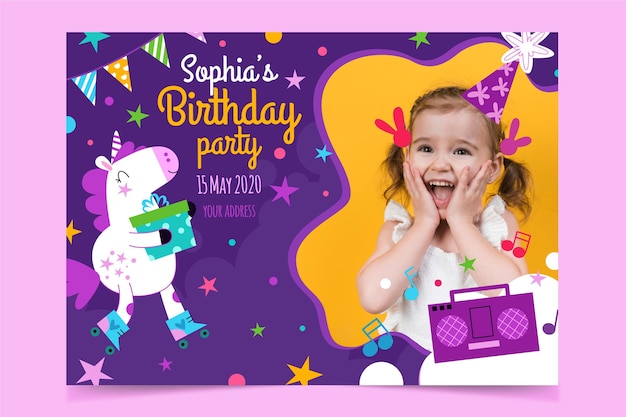 Vector gratuito plantilla de invitación de cumpleaños de unicornio plano con foto