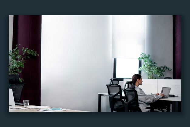 plantilla de trabajador centrado en el escritorio