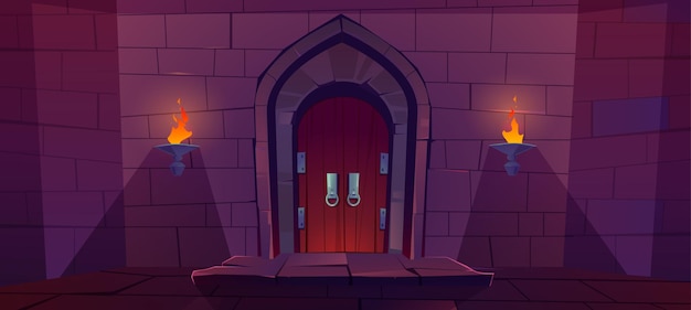 Puerta de madera en castillo medieval. Puerta vieja en la pared de piedra con antorchas encendidas en la noche.