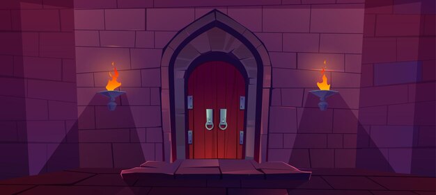 Puerta de madera en castillo medieval. Puerta vieja en la pared de piedra con antorchas encendidas en la noche.