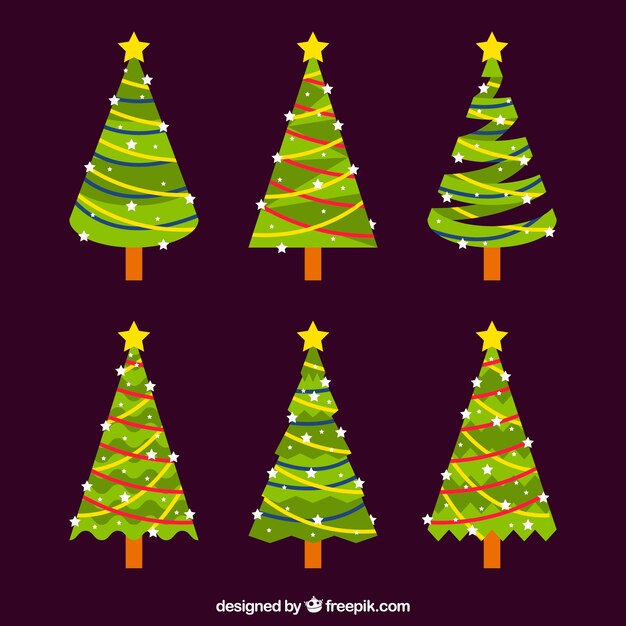 Seis bonitos árboles de navidad sobre un fondo marrón