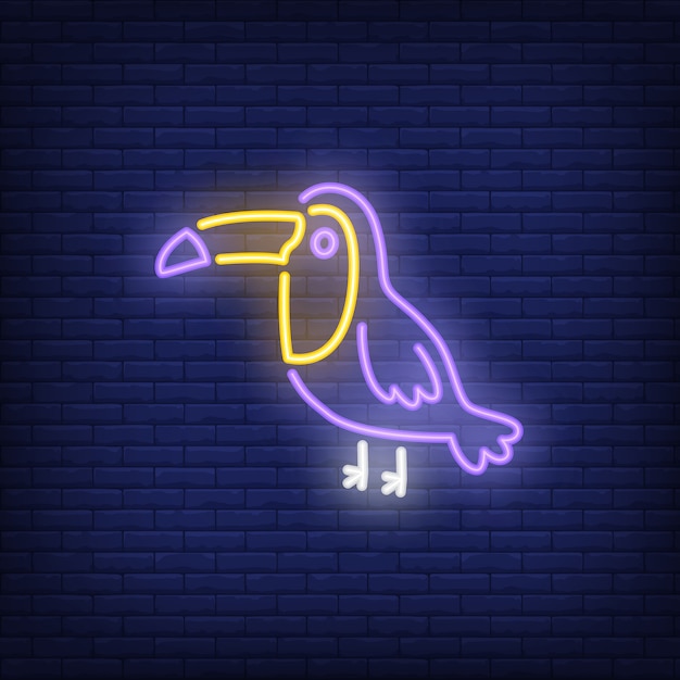 Vector gratuito señal de neón tucán pájaro tropical en el fondo oscuro de la pared de ladrillo. anuncio brillante de la noche
