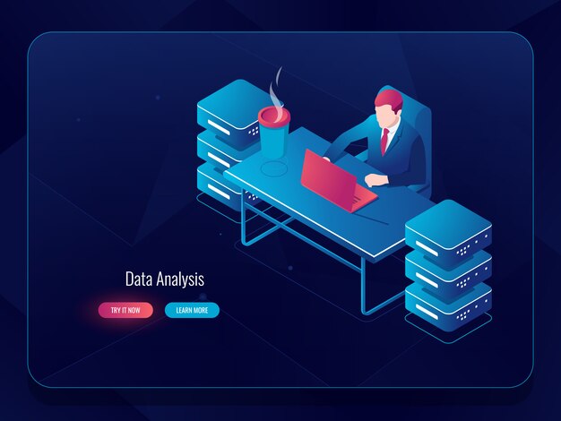 Servidor de red, procesamiento de datos grandes, programador administrador del sistema sentado en la mesa