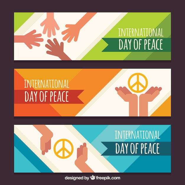 Vector gratuito set de banners del día de la paz con manos en diseño plano