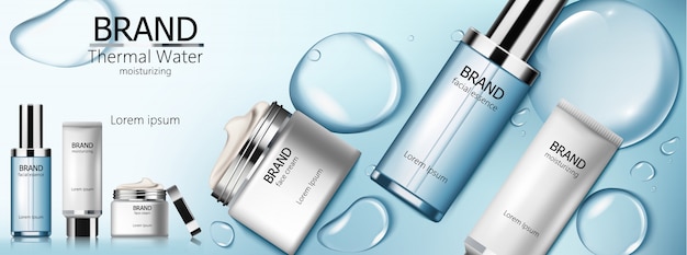 Vector gratuito set de cosmética de agua termal con esencia facial, hidratante y crema. fondo de burbujas azules