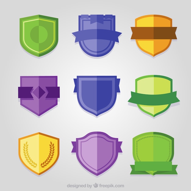 Vector gratuito set de escudos de colores en diseño plano