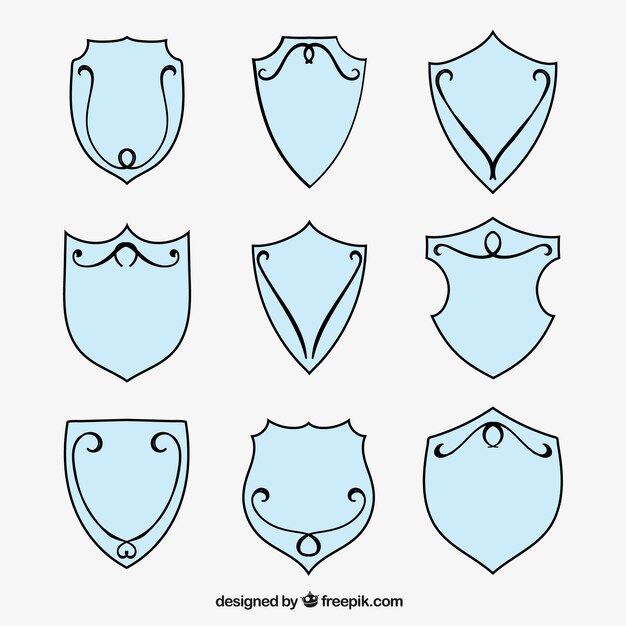 Set de escudos heráldicos ornamentales dibujados a mano 