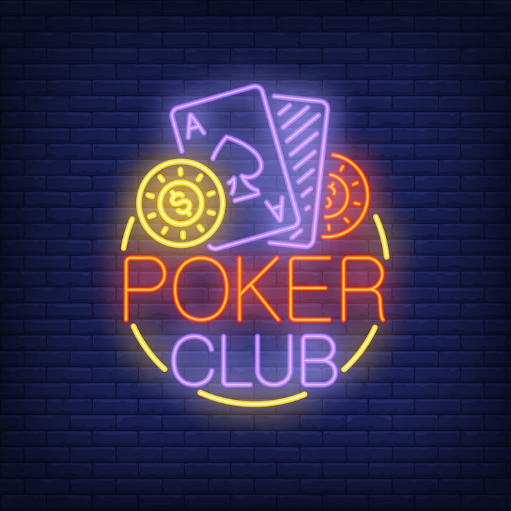 Vector gratuito signo de neón del club de póquer. jugando a las cartas y las monedas en el marco redondo en el fondo de la pared de ladrillo.