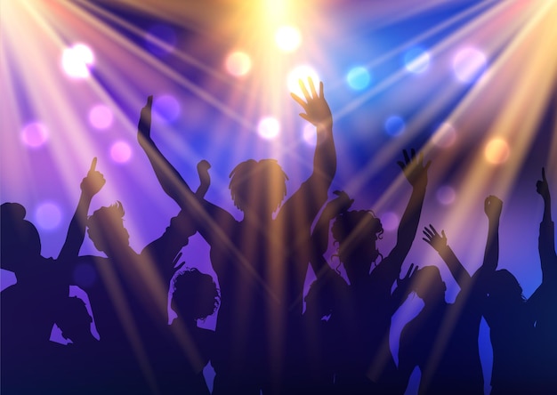 Silueta de una audiencia de la fiesta bajo los reflectores