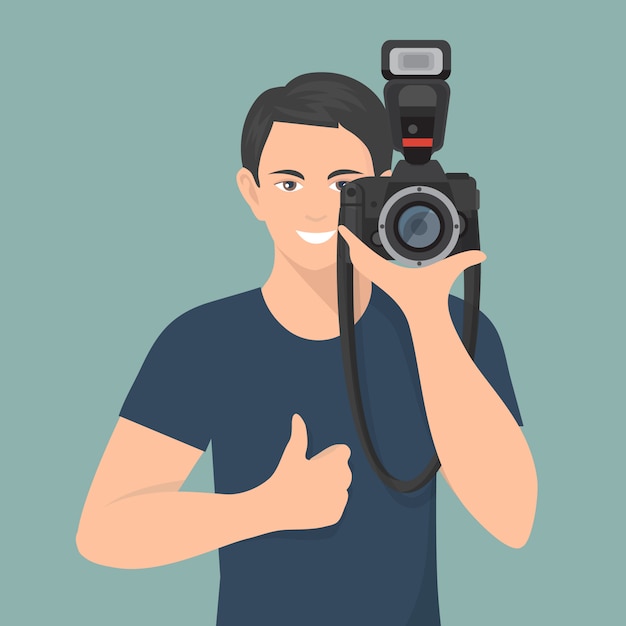 Sonriente fotógrafo masculino con cámara de fotos profesional