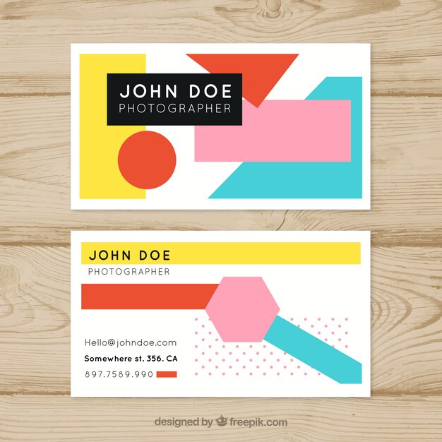 Tarjeta corporativa con formas geométricas coloridas 