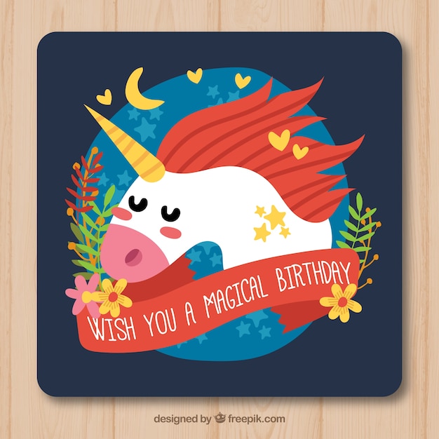 Tarjeta de cumpleaños con unicornio y flores.