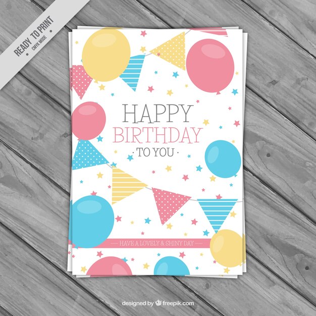 Tarjeta de felicitación de cumpleaños con adornos en colores pastel