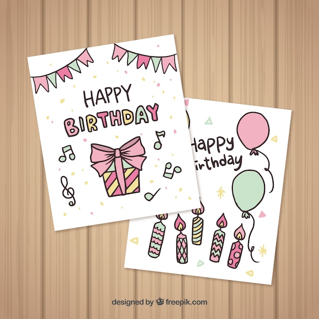 Tarjeta de feliz cumpleaños con elementos de fiesta en estilo hecho a mano