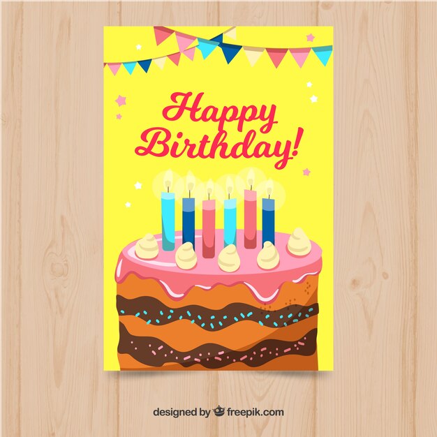 Tarjeta de feliz cumpleaños con tarta en estilo hecho a mano
