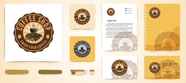 Taza de café, un montón de granos de café, logotipo de cafetería y plantilla de marca empresarial Diseños Inspiración aislada sobre fondo blanco