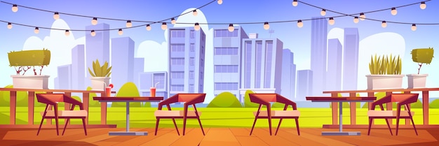 Terraza de café con mesas de madera, sillas, césped verde y vista a la ciudad. ilustración de dibujos animados de vector de patio vacío del restaurante con bebidas en la mesa, plantas y guirnaldas con bombillas