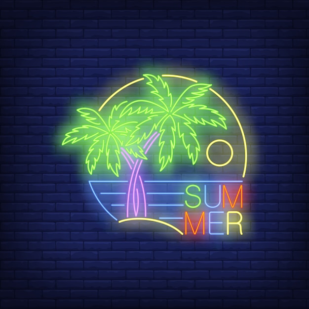 Texto de neón de verano con palmeras y mar.
