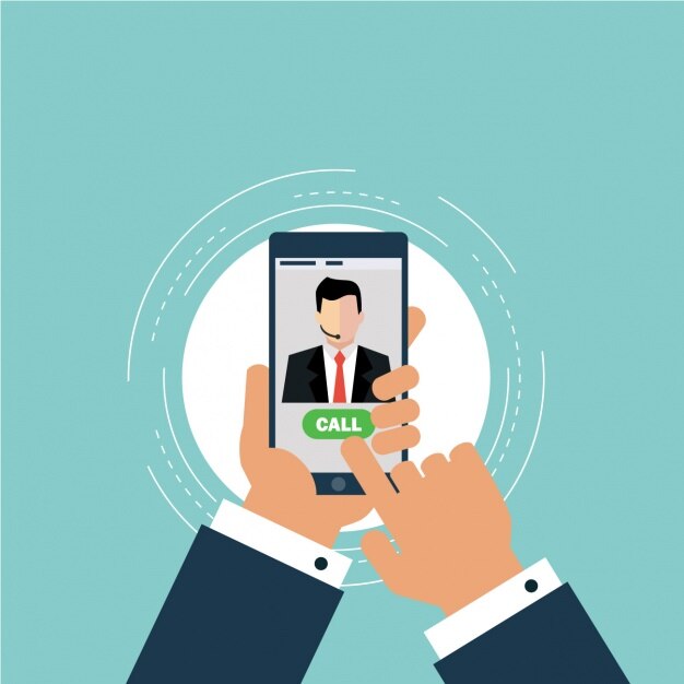 Trabajador usando su teléfono para llamar
