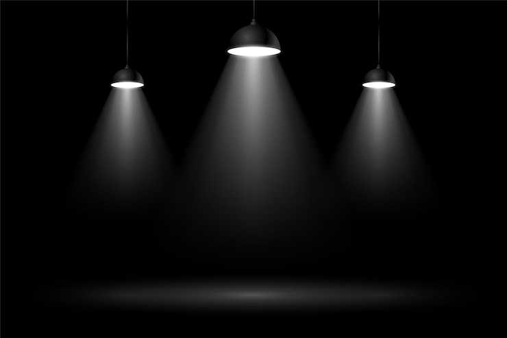 Vector gratuito tres luces de enfoque realistas en el fondo del estudio