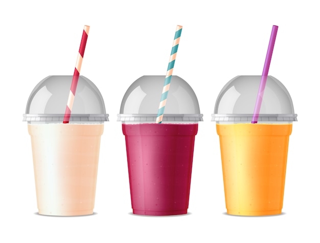 Tres vasos de plástico para bebidas de color para bebidas
