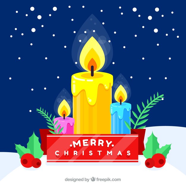 Tres velas de navidad en la nieve encendidas