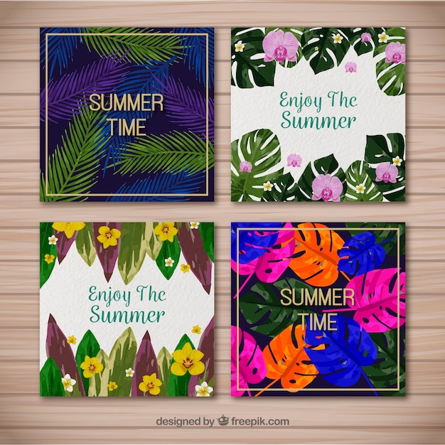 Varias tarjetas de verano con hojas tropicales