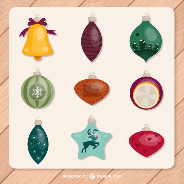 Variedad de bolas navideñas de colores