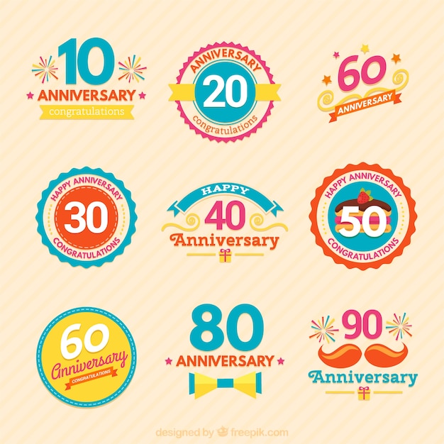 Vector gratuito variedad colorida de insignias de aniversario